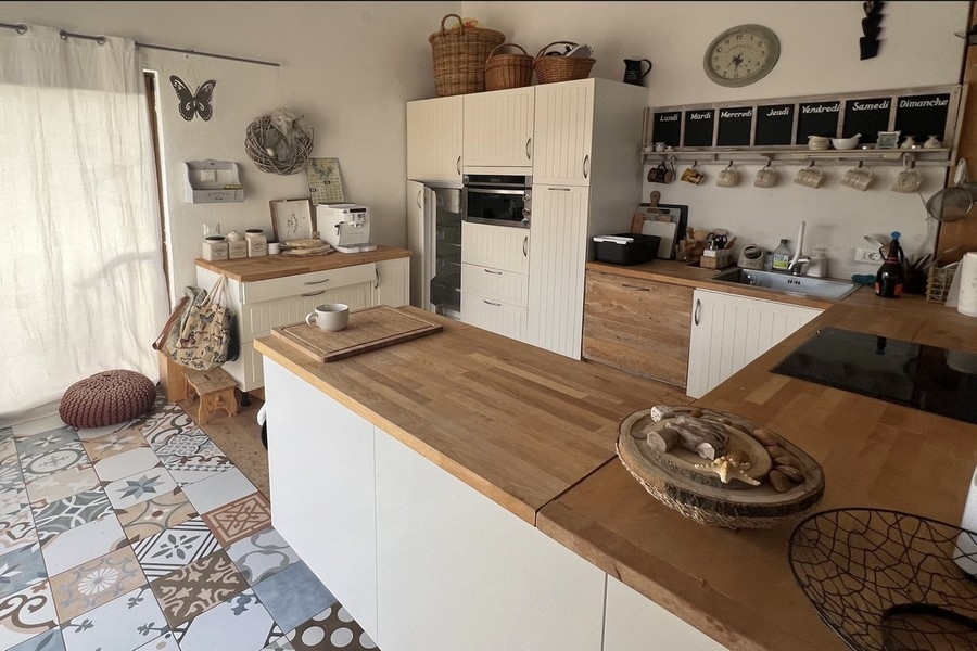 Cuisine moderne avec îlot et plan de travail en bois