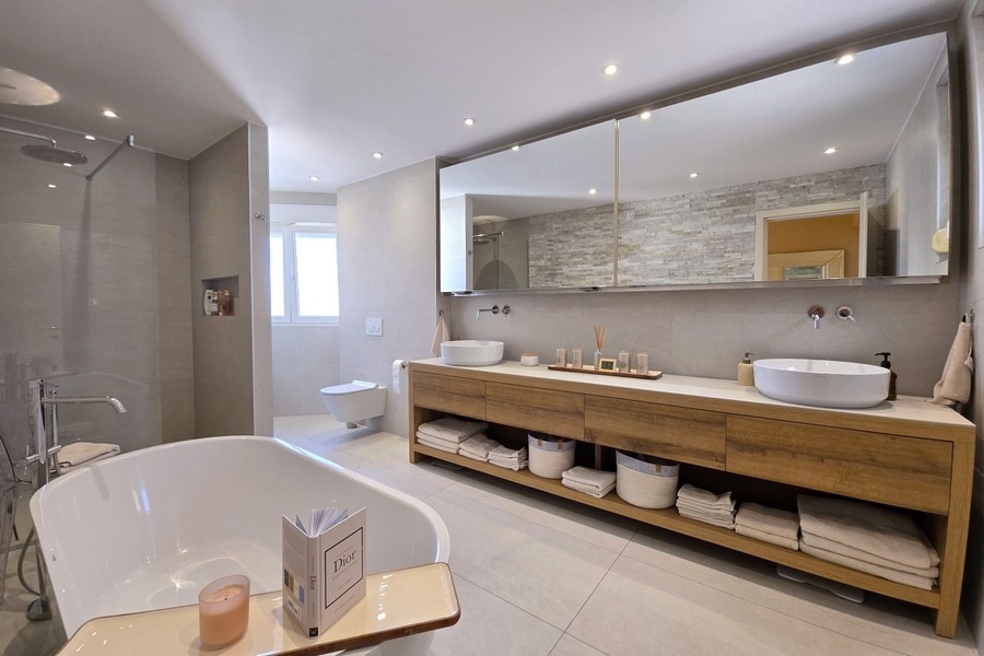 Salle de bains avec baignoire îlot et double vasque