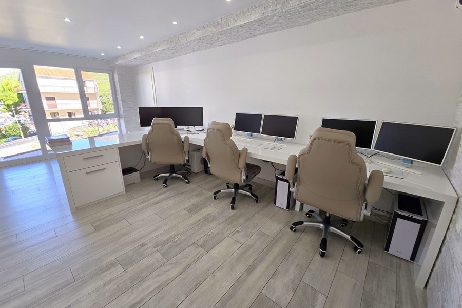 Bureau avec plusieurs postes de travail et grande fenêtre