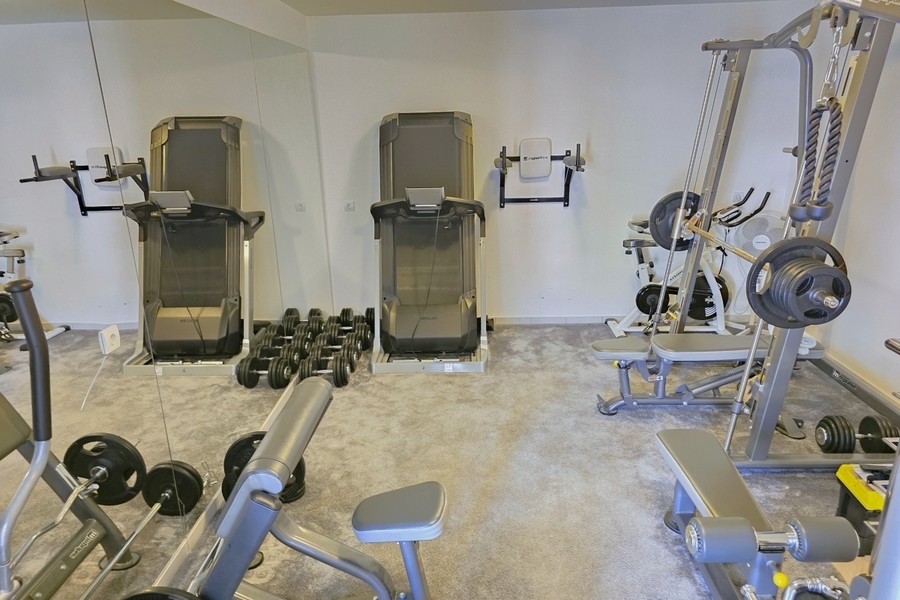 Salle de sport avec appareils d'entraînement