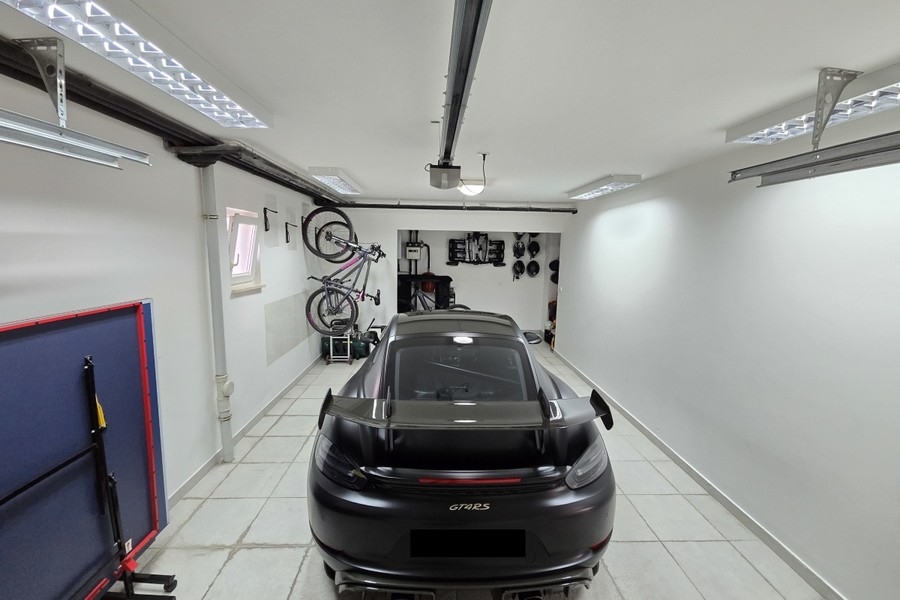 Garage avec place de stationnement pour voiture de sport