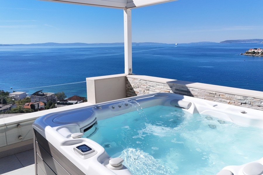 Bain à remous avec vue mer panoramique à Podstrana, région de Split - villa H3820