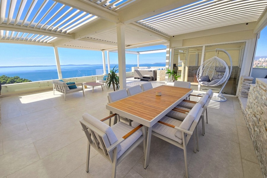 Toit-terrasse avec coin repas et vue mer à Podstrana
