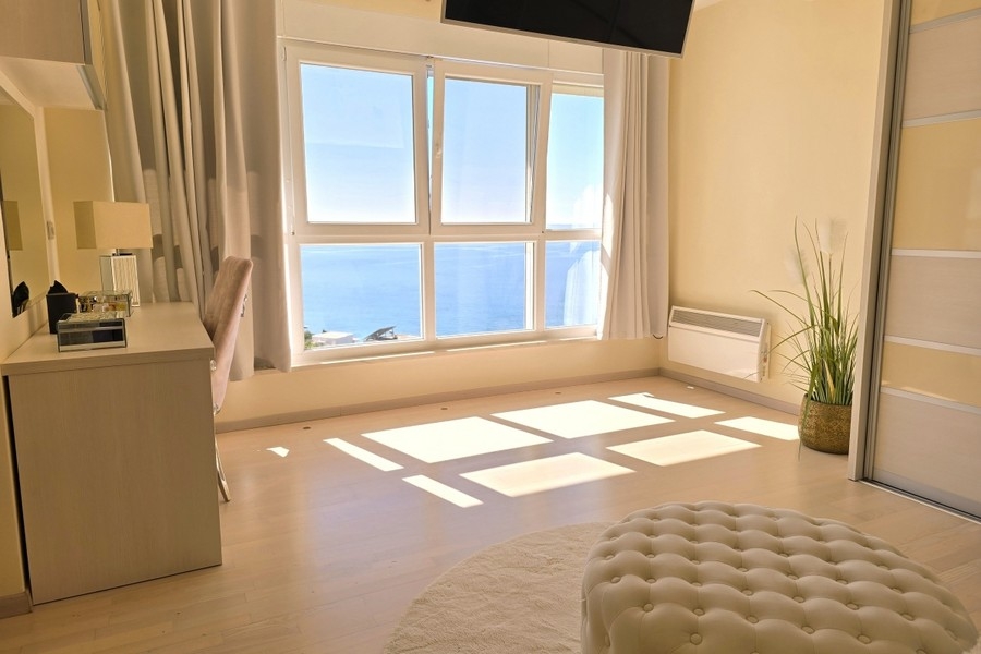 Chambre avec grande fenêtre et vue sur la mer