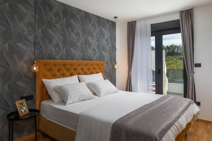 Chambre avec lit double et accès au balcon