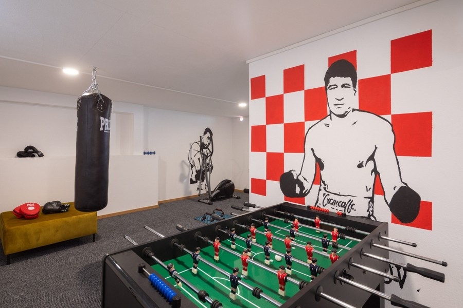 Salle de loisirs avec baby-foot et espace fitness dans la villa