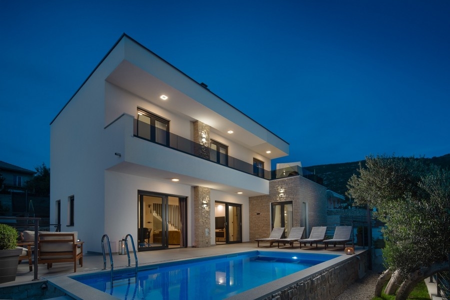 Villa moderne avec piscine à vendre en Dalmatie près de Split.