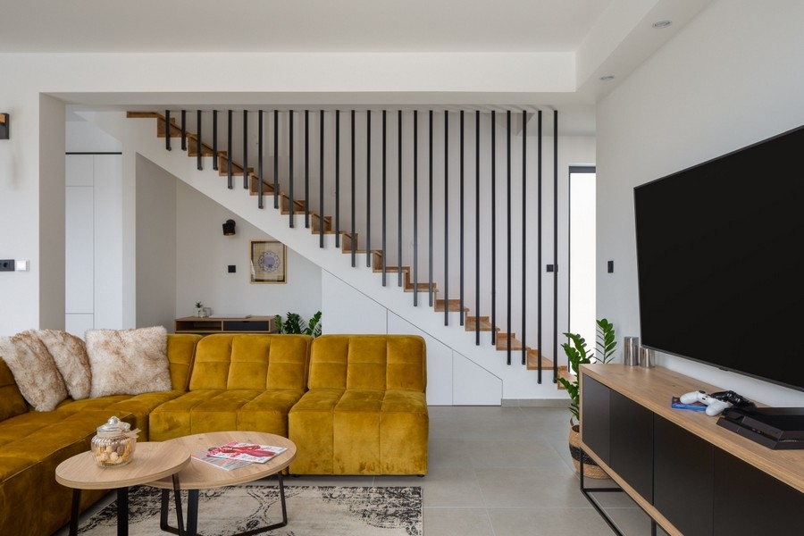 Séjour moderne avec escalier et coin TV