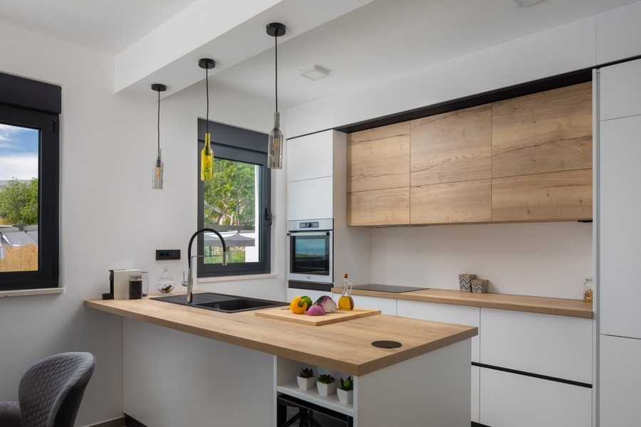 Cuisine moderne avec îlot dans une villa près de Split