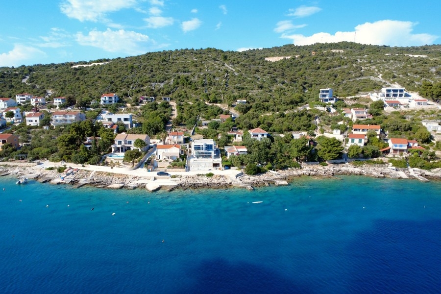 Villa neuve moderne en première ligne de mer à Rogoznica