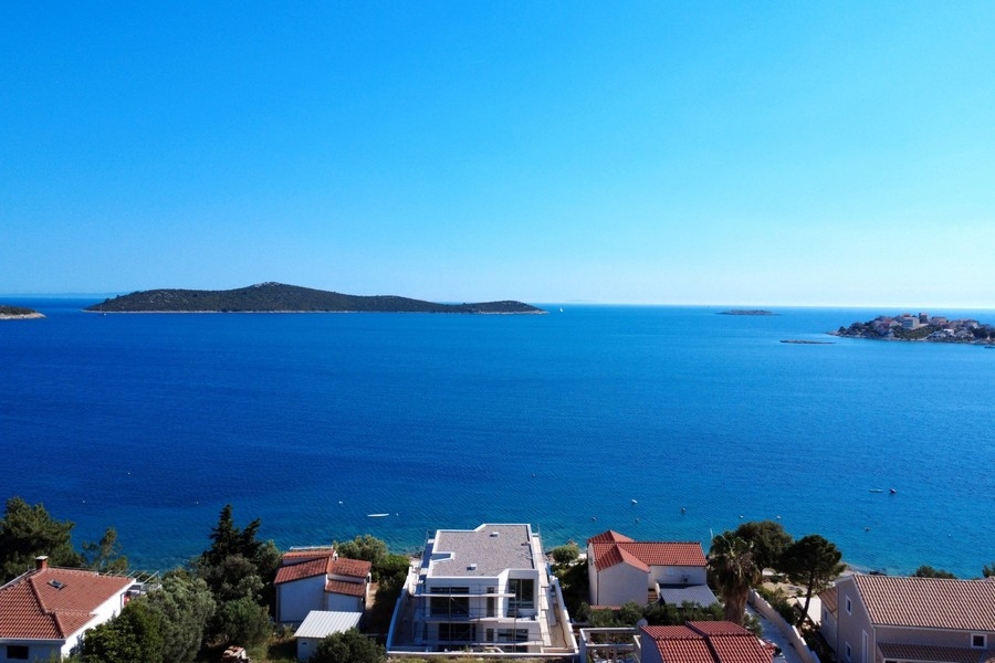 Vue aérienne de la villa directement au bord de la mer en Dalmatie