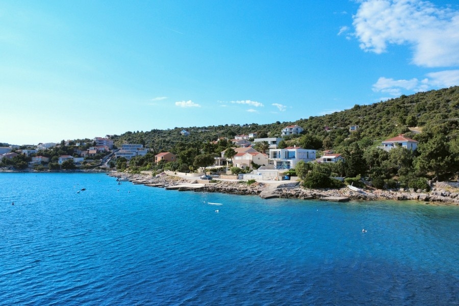 Salon avec terrasse et vue mer dans une villa moderne