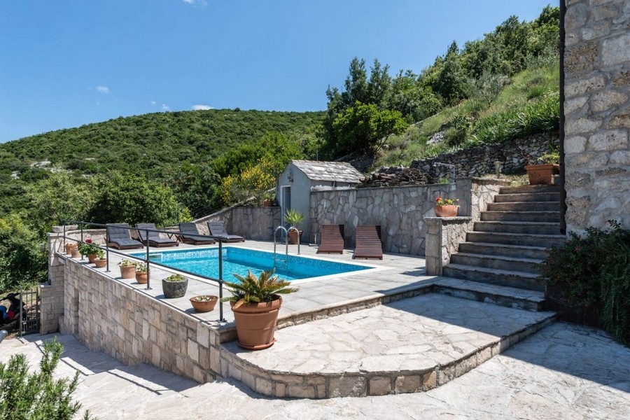 Piscine de la maison en pierre rustique sur Brac.