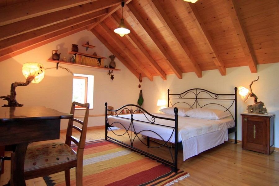 Chambre sous les combles de la maison H3828 en Croatie.