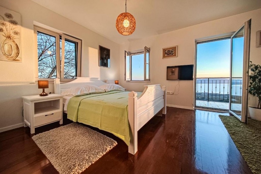 Chambre avec lit et vue sur la mer