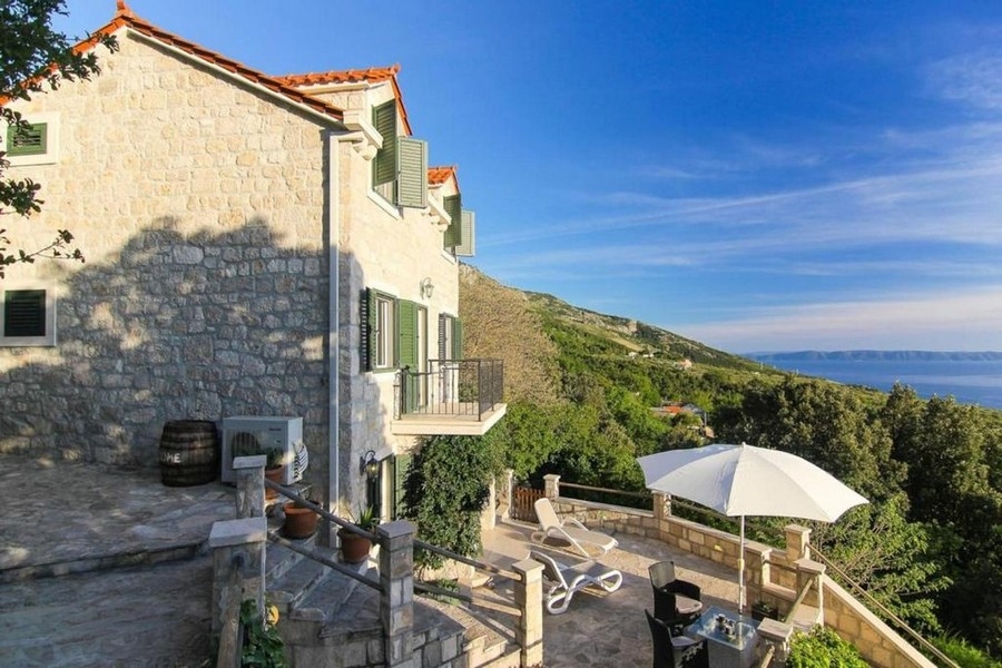 Maison en pierre avec vue mer à vendre en Croatie.