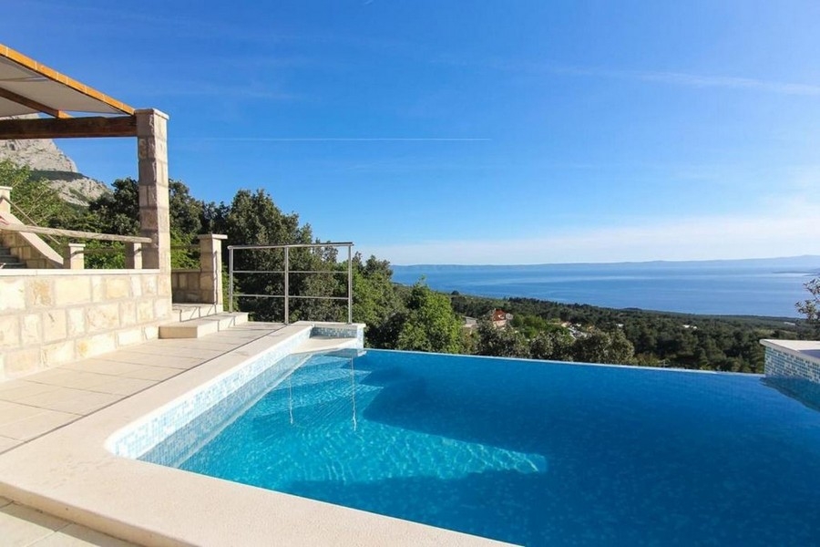 Piscine à débordement avec vue mer panoramique