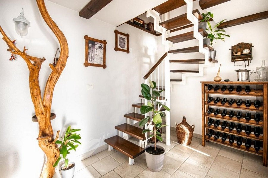 Escalier dans le séjour avec marches en bois