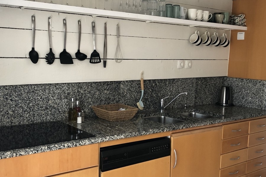 Cuisine avec plan de travail en granit et façades en bois