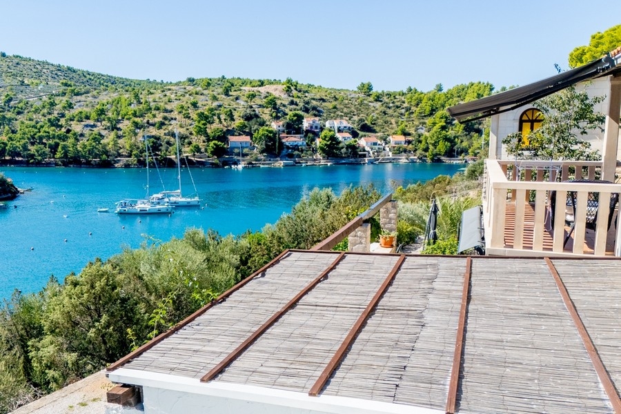 Vue mer depuis le balcon de la maison H3830 sur Brac en Croatie.