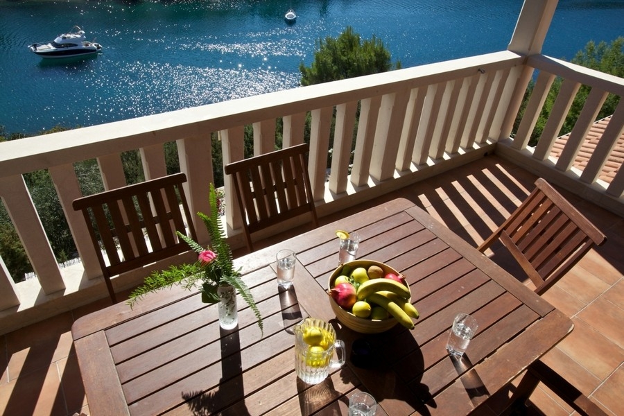 Terrasse avec table et vue mer sur la baie