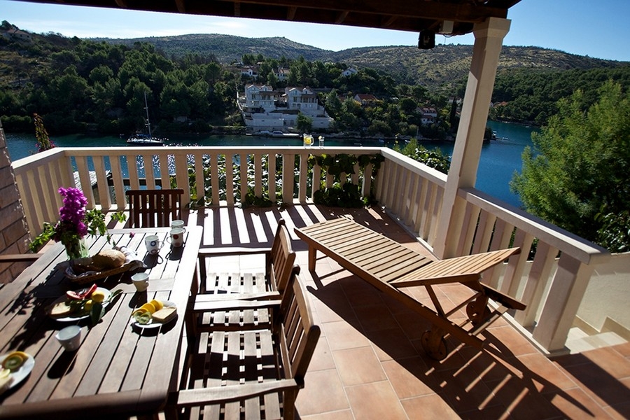 Grande terrasse avec coin salon et vue sur la baie