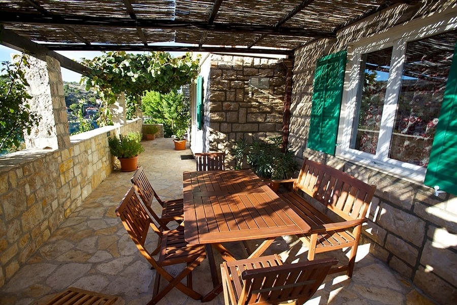 Terrasse méditerranéenne avec pergola et coin salon
