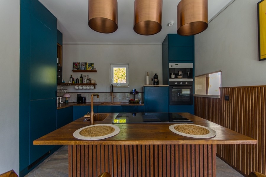 Cuisine avec îlot et lampes en cuivre