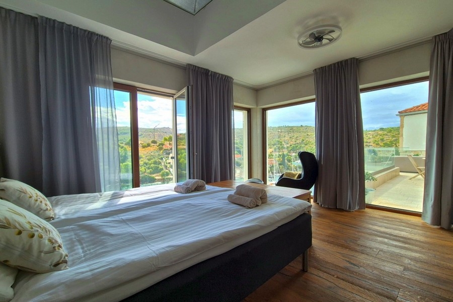 Chambre avec fenêtres panoramiques et vue mer