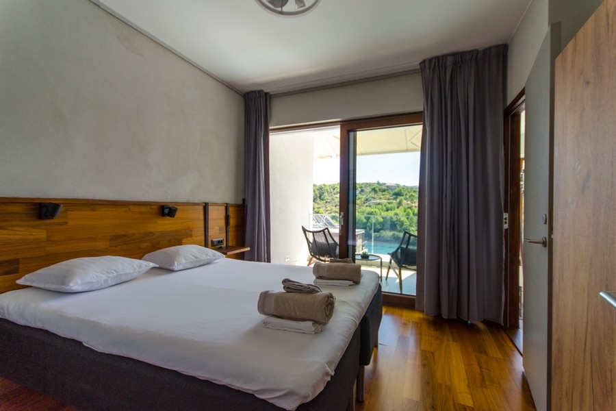 Chambre avec balcon et vue sur la verdure