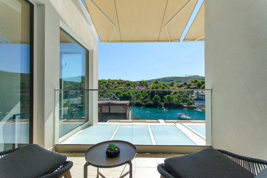 Balcon avec coin salon et vue sur la baie