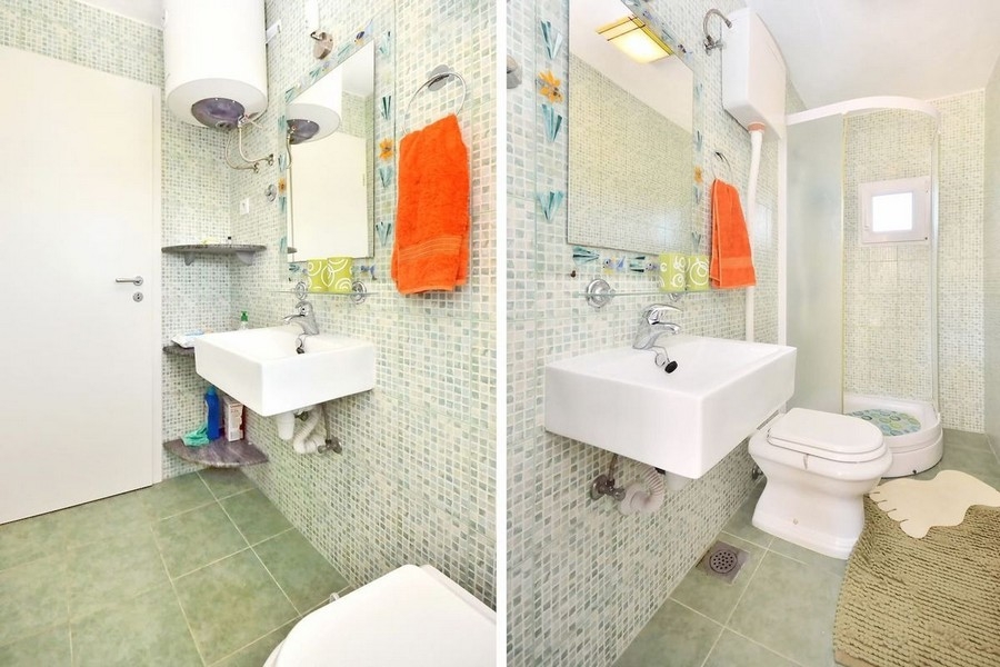 Salle de bains avec douche et lavabo