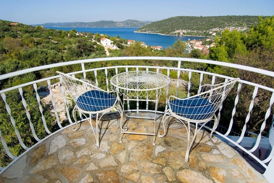 Vue mer depuis le balcon de la maison H3832 près de Trogir en Croatie.
