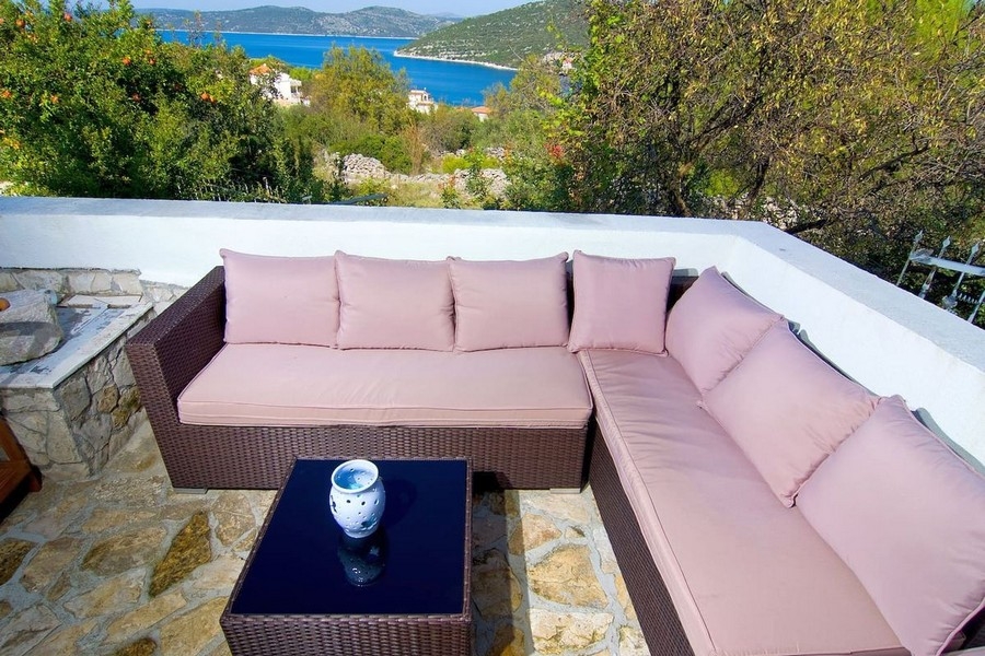 Terrasse avec coin lounge et vue mer