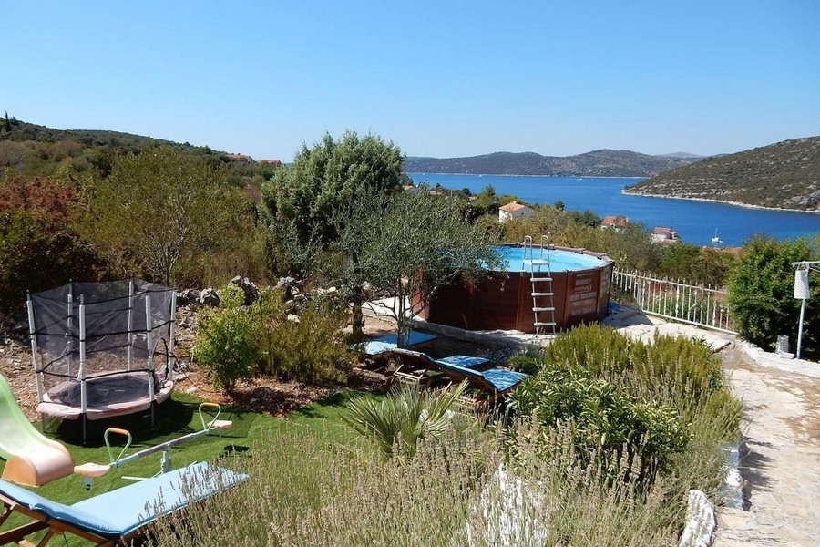 Jardin avec piscine et vue mer