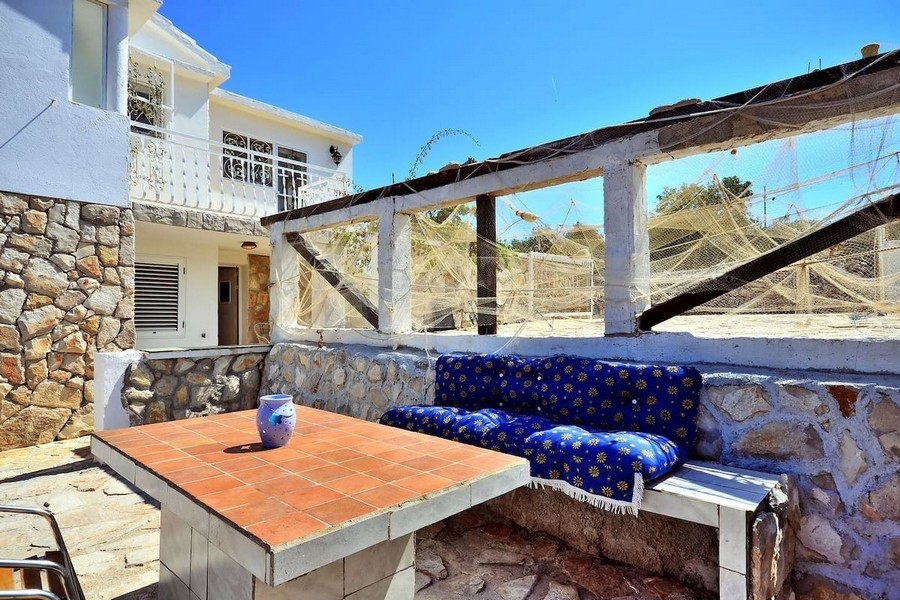 Terrasse avec coin salon près de la maison