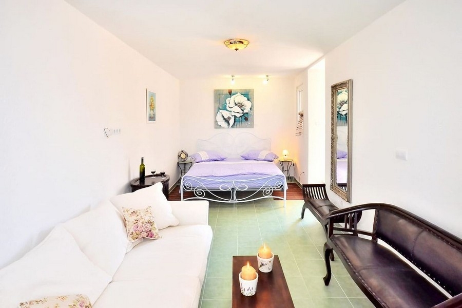 Chambre avec lit double et coin salon
