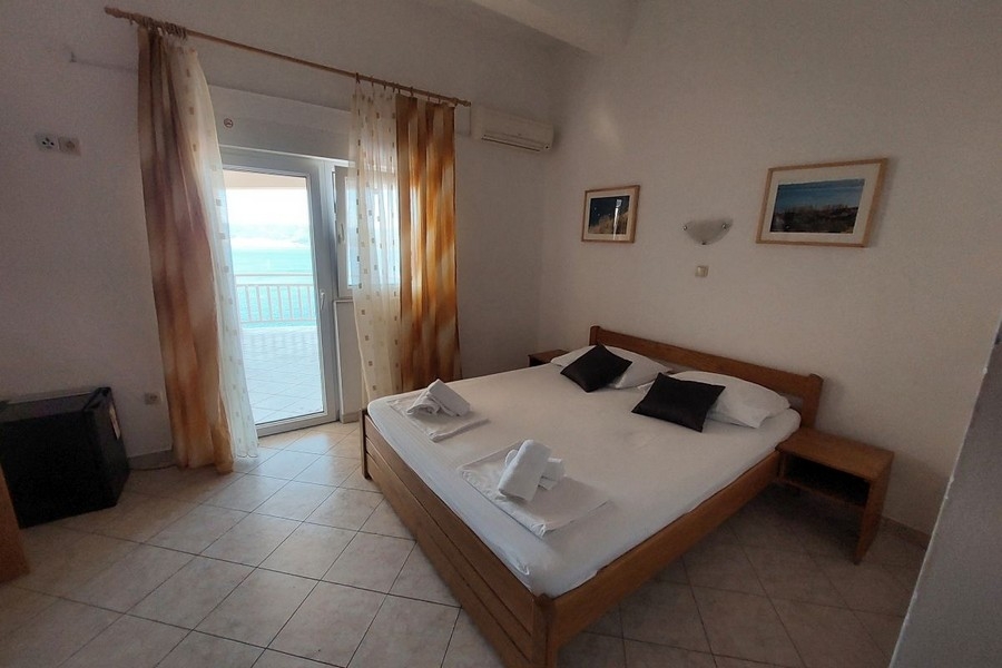 Chambre d'hôtel avec balcon et vue mer
