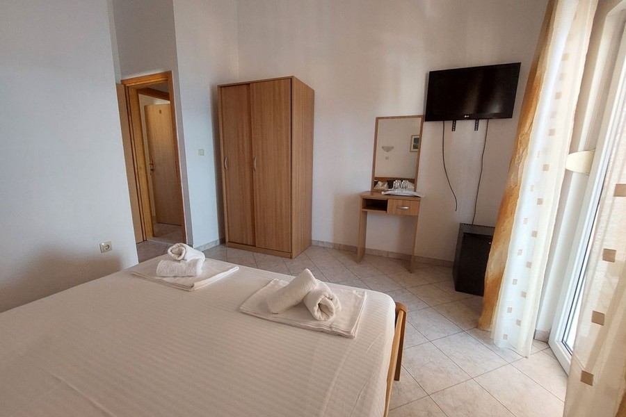 Chambre d'hôtel avec téléviseur et balcon