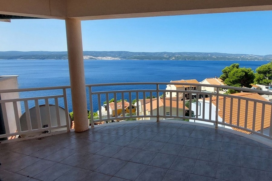 Vue mer de l'hôtel H3834, à vendre près d'Omis en Croatie.