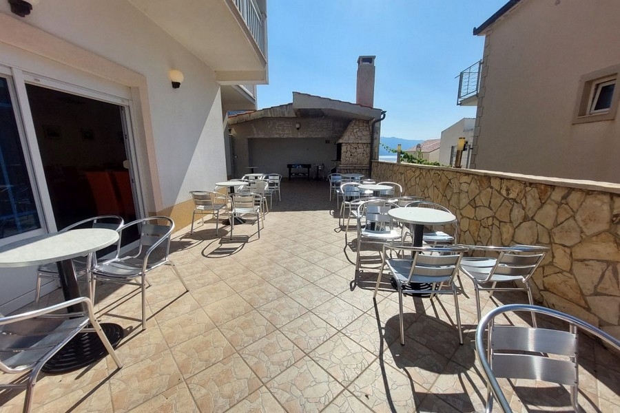 Terrasse du restaurant avec places assises