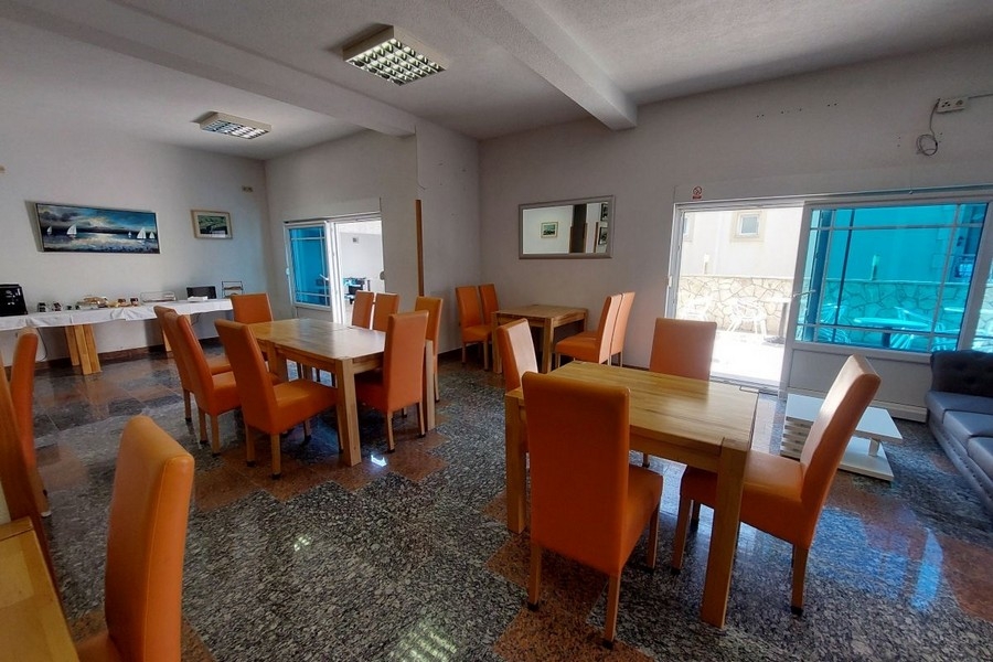 Intérieur du restaurant avec tables