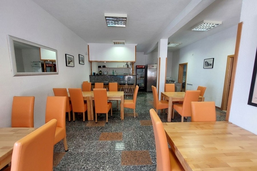 Espace restaurant avec bar