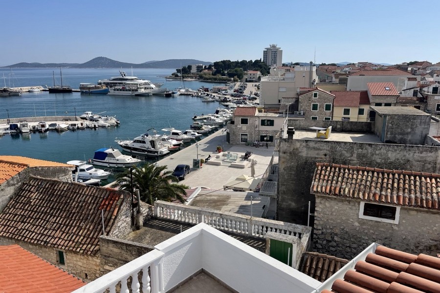 Vue sur les toits jusqu'au port et aux yachts
