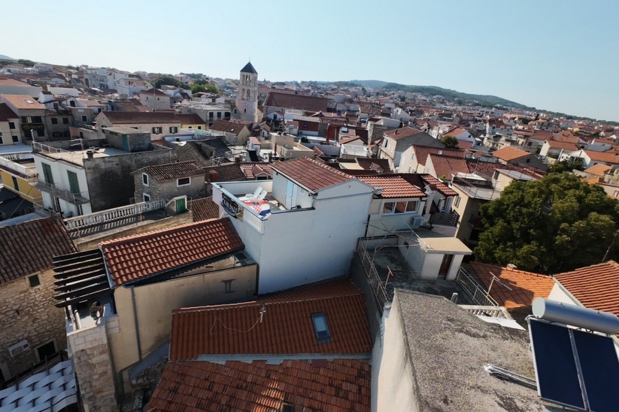 Immeuble d'appartements à vendre à Vodice, Dalmatie.
