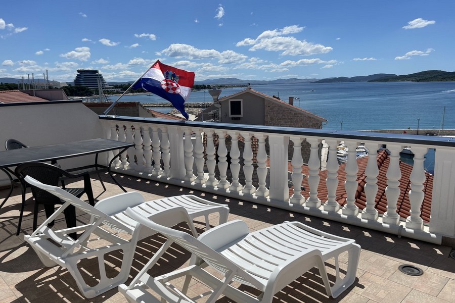 Terrasse avec bains de soleil et vue mer en Croatie
