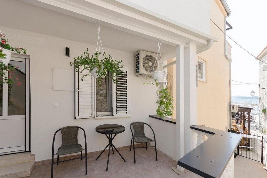 Terrasse couverte avec sièges et vue sur la mer