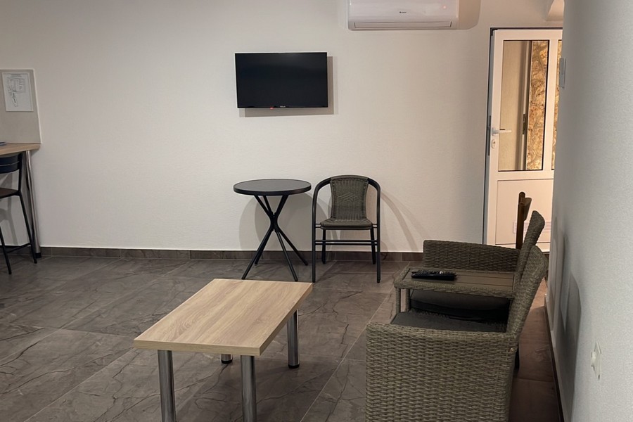 Séjour avec fauteuil et TV dans l'appartement en Croatie