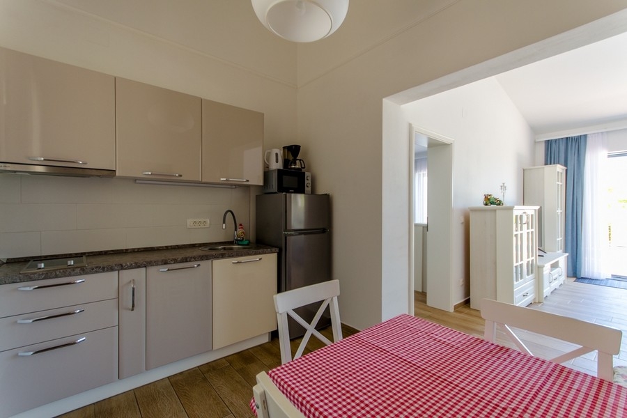 Cuisine avec coin repas et vue sur le salon