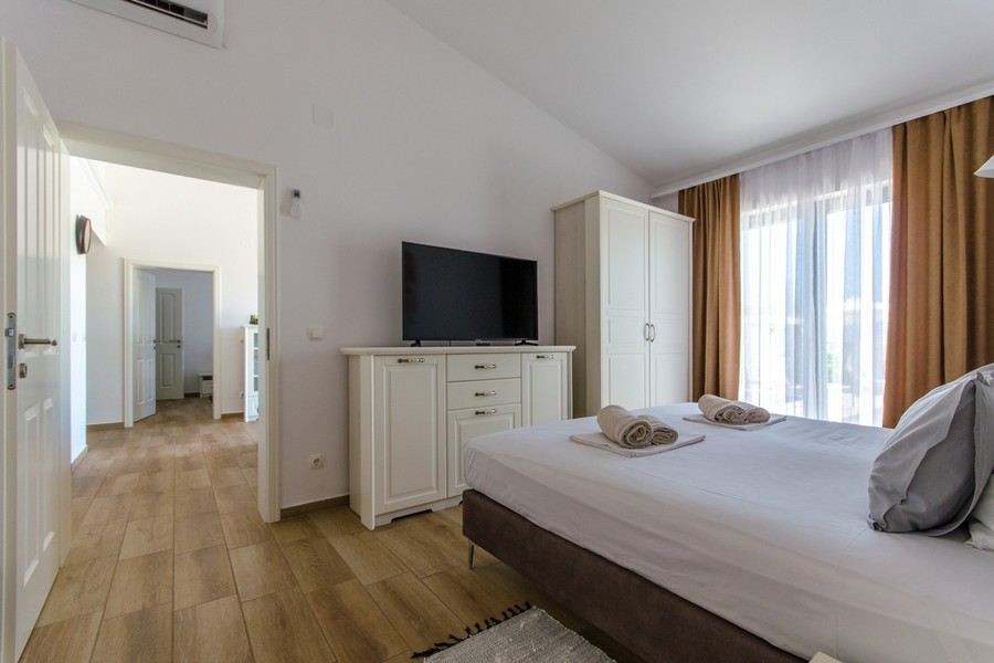 Chambre avec lit double et accès au balcon
